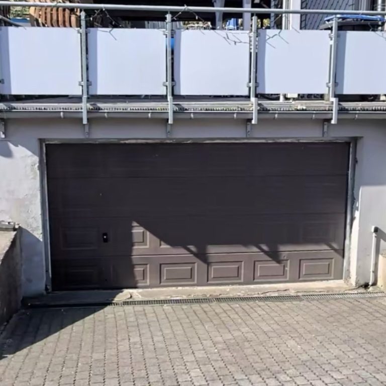 Altes Siebau Sektionaltor Altes Siebau Sektionaltor in Braun Kassetten-Optik