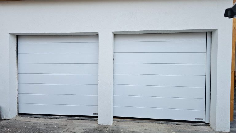 Doppelgarage M-Sicke Woodgrain RAL9016 Zwei weiße Garagentore mit M-Sicke Woodgrain Hörmann / Steinau in Bischoffen.