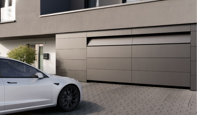 Sektionaltor mit Front Moderne Garage mit automatischem Tor und einem weißen Auto davor.
