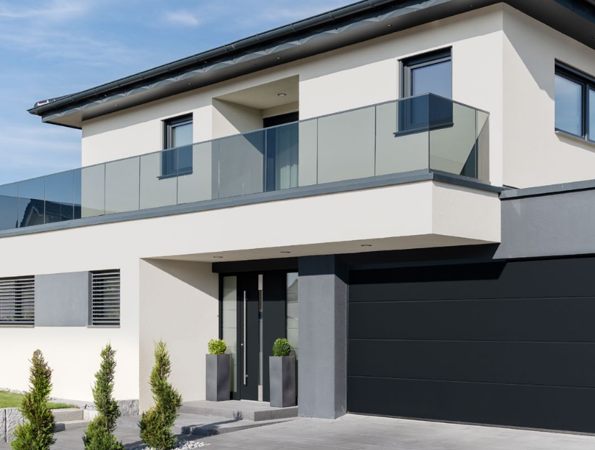 Hörmann L-Sicke RAL 7016 Modernes zweigeschossiges Haus mit Glasbalkon und Garagentor in RAL 7016