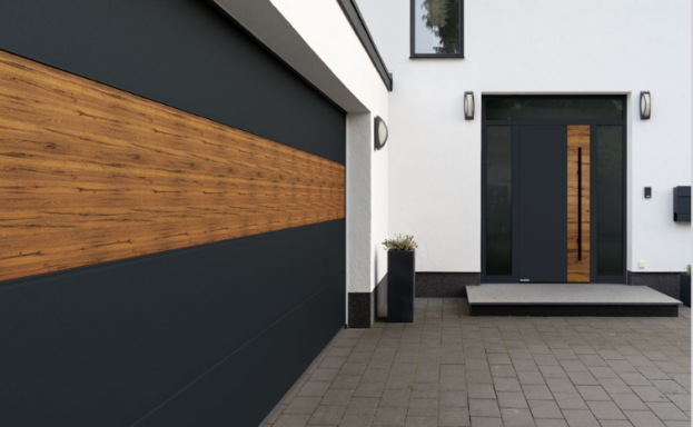 Garagentor und Haustü Moderne Hauseingangstür mit Holzverkleidung und eine passende Garagentor-Design.
